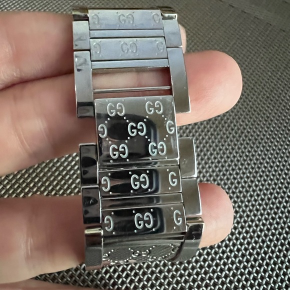 Authentic Gucci Twirl watch - Picture 5 of 9